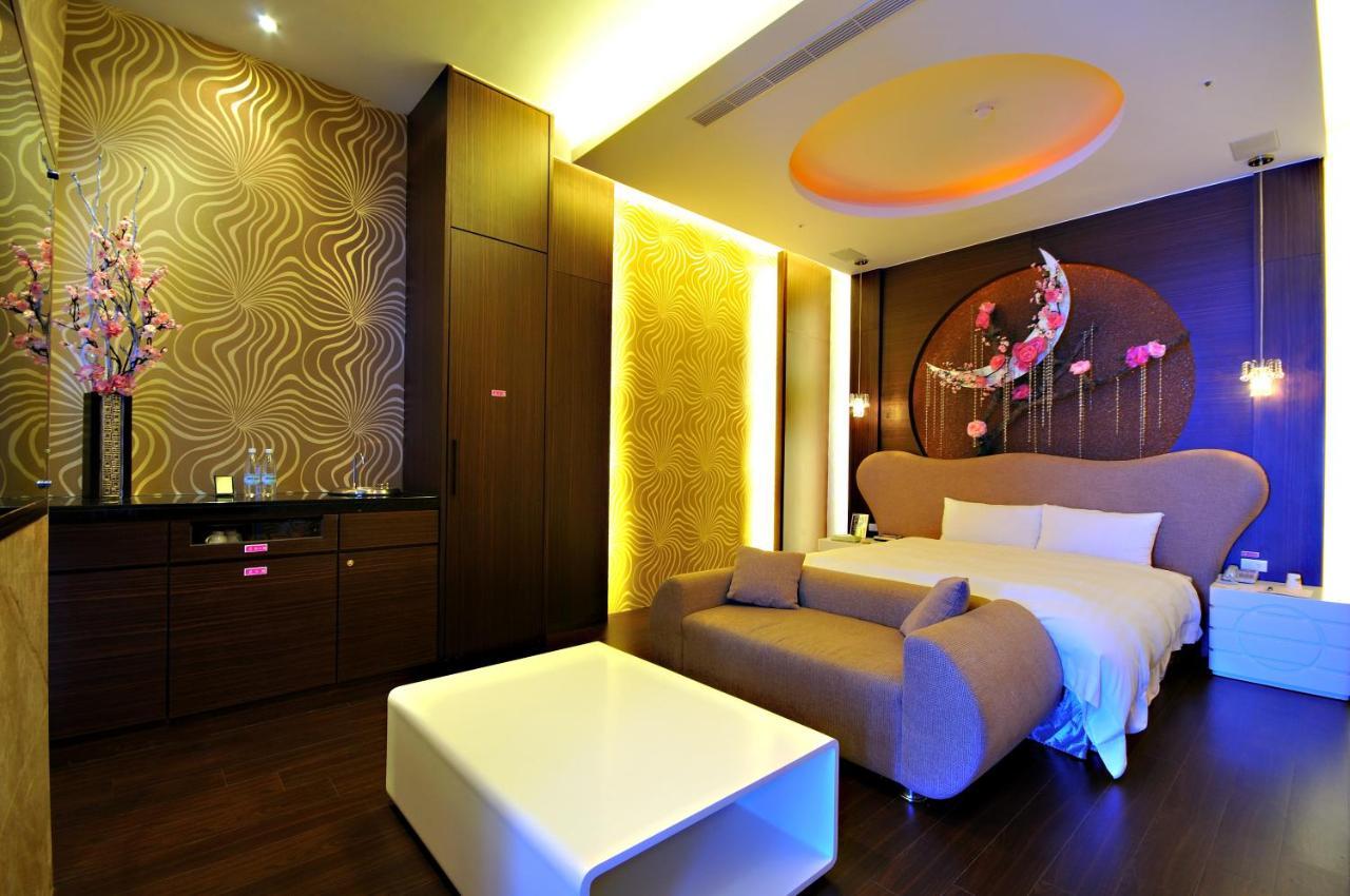 Dubai Motel Yilan Bagian luar foto