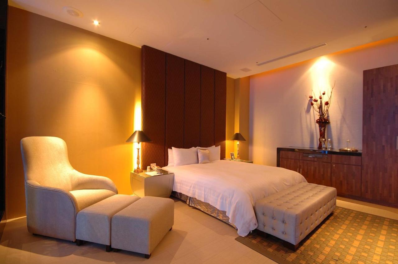 Dubai Motel Yilan Bagian luar foto