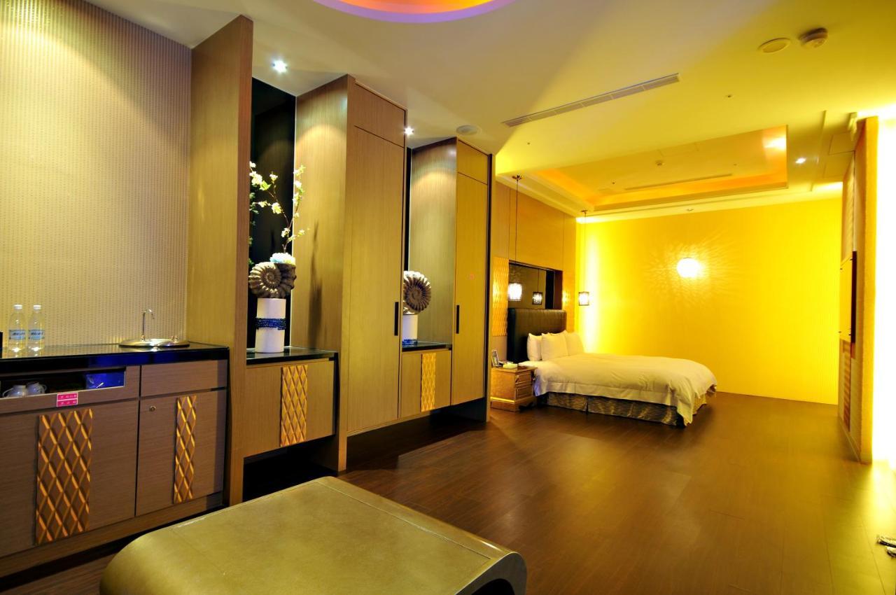 Dubai Motel Yilan Bagian luar foto