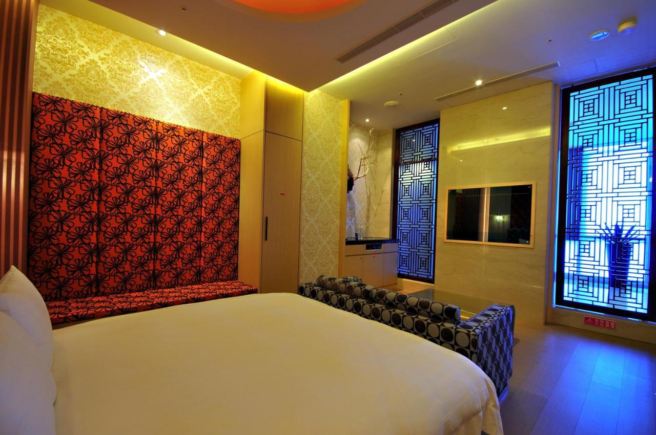 Dubai Motel Yilan Bagian luar foto