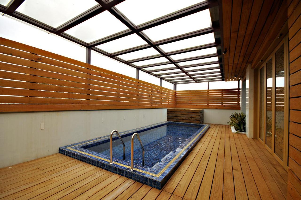 Dubai Motel Yilan Bagian luar foto
