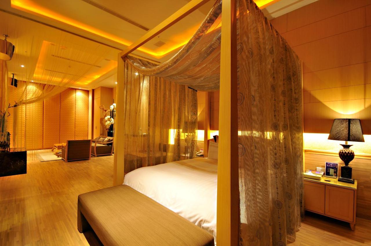Dubai Motel Yilan Bagian luar foto