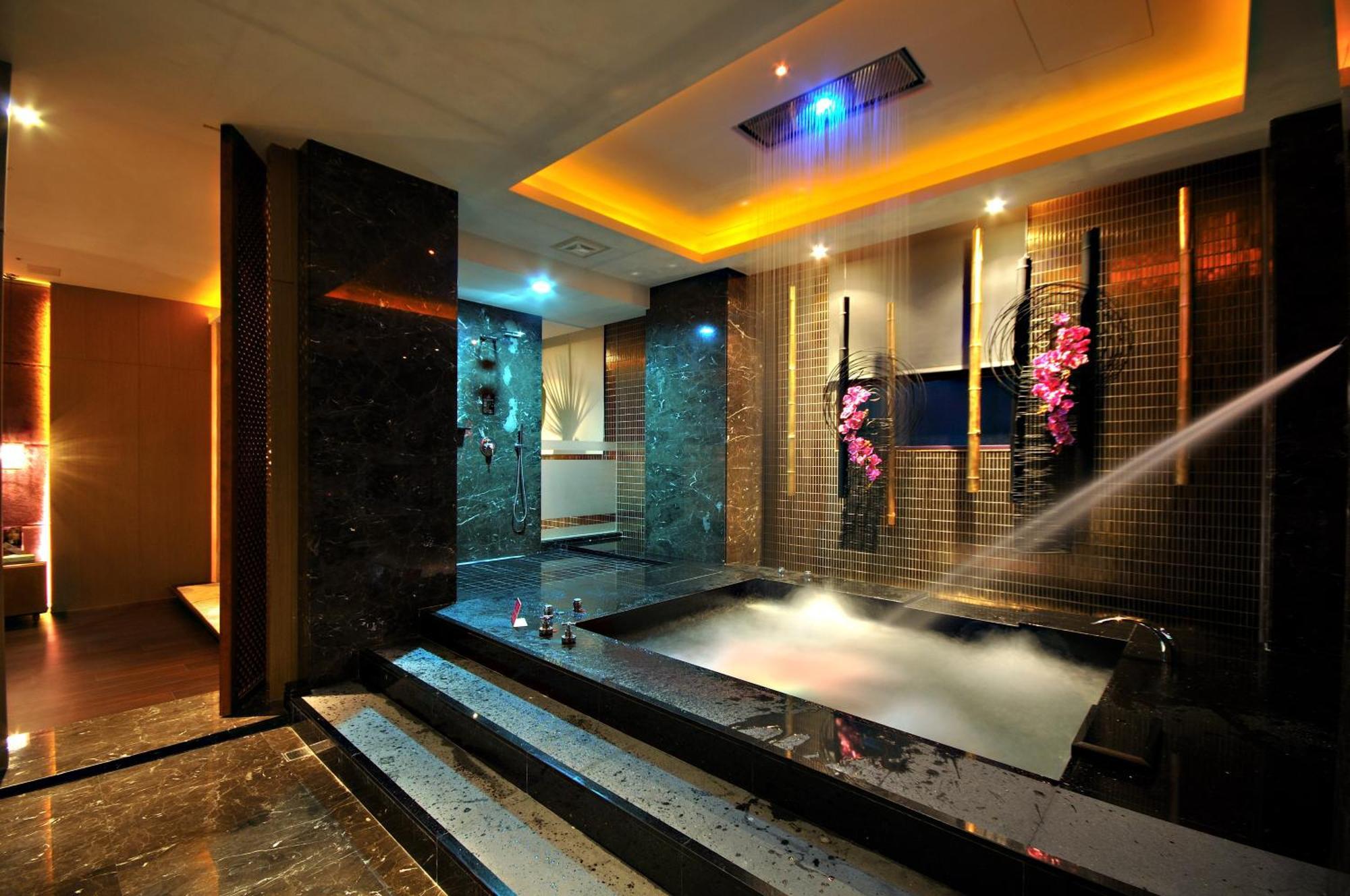 Dubai Motel Yilan Bagian luar foto
