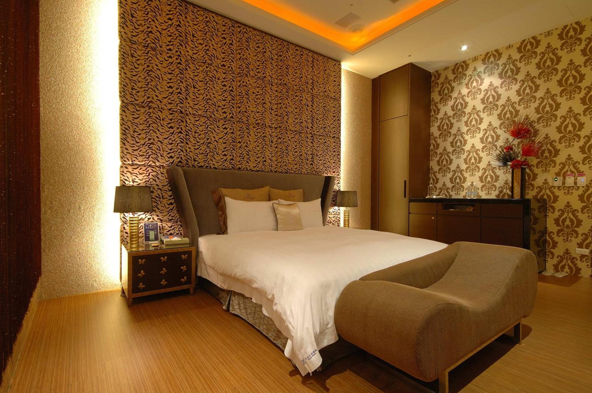 Dubai Motel Yilan Bagian luar foto