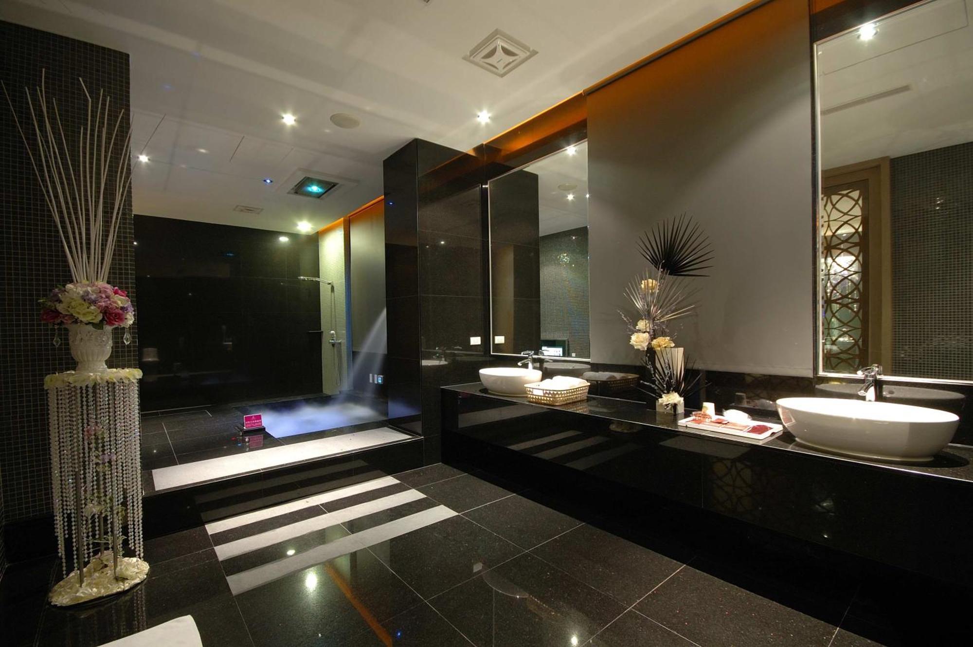 Dubai Motel Yilan Bagian luar foto