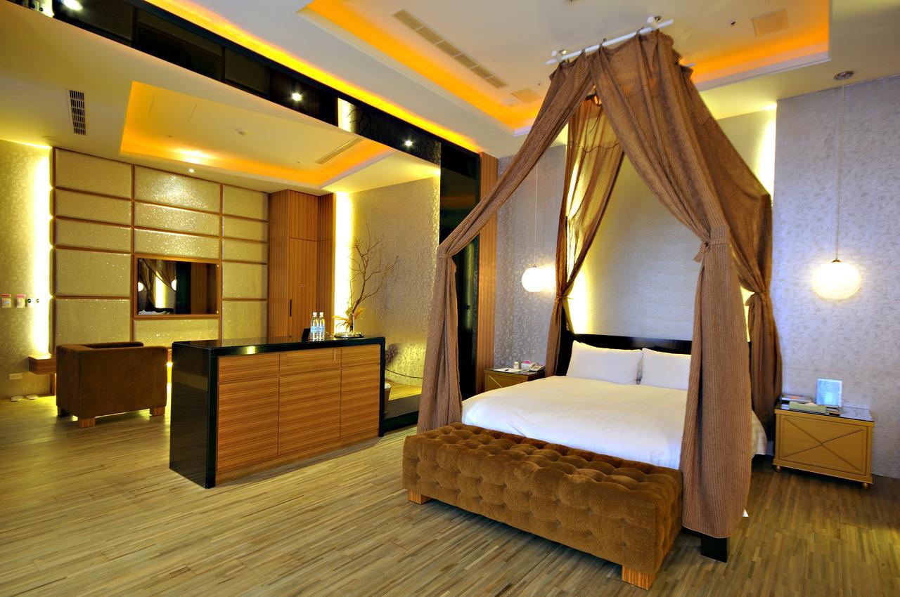 Dubai Motel Yilan Bagian luar foto