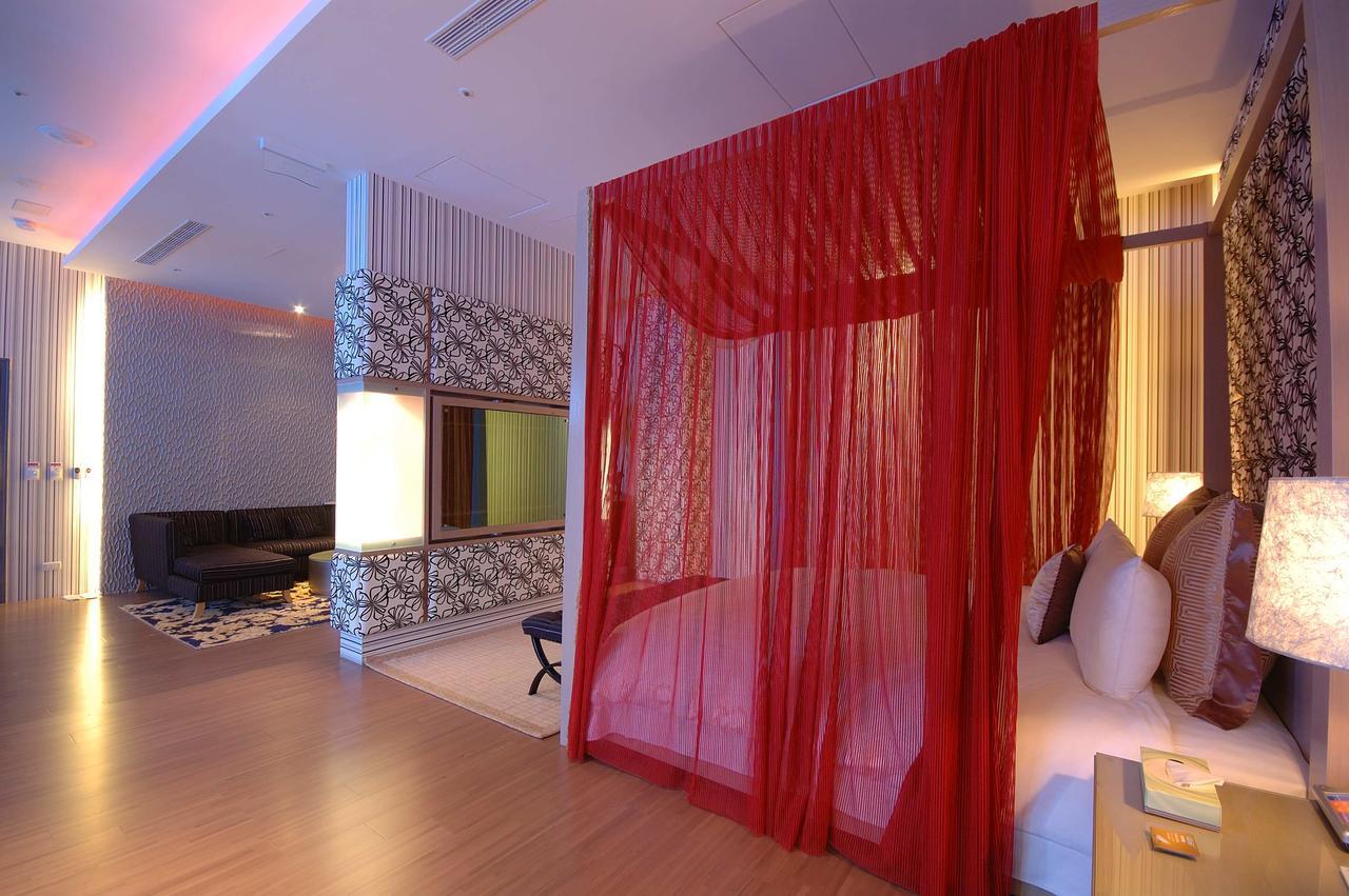 Dubai Motel Yilan Bagian luar foto