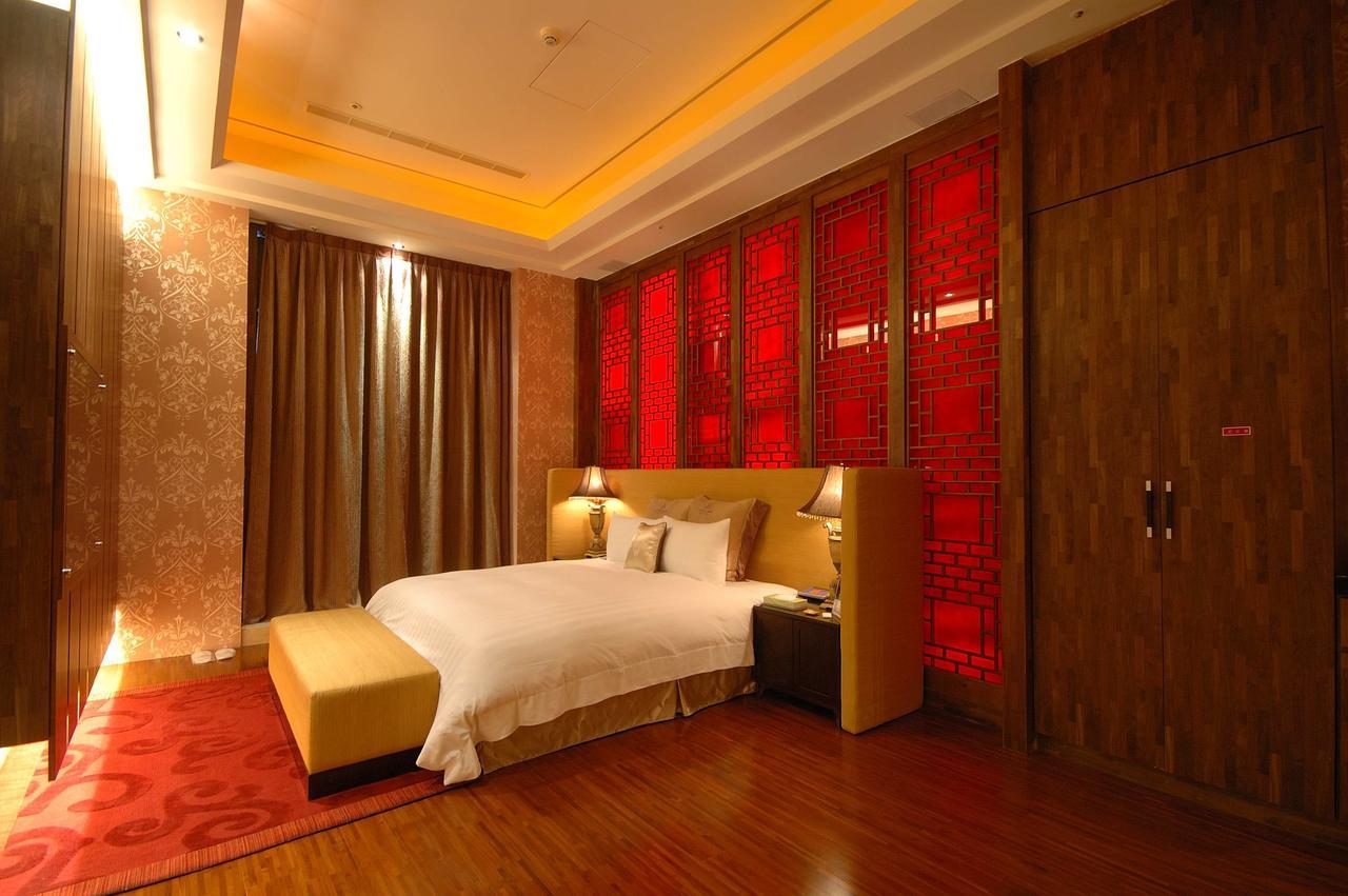 Dubai Motel Yilan Bagian luar foto