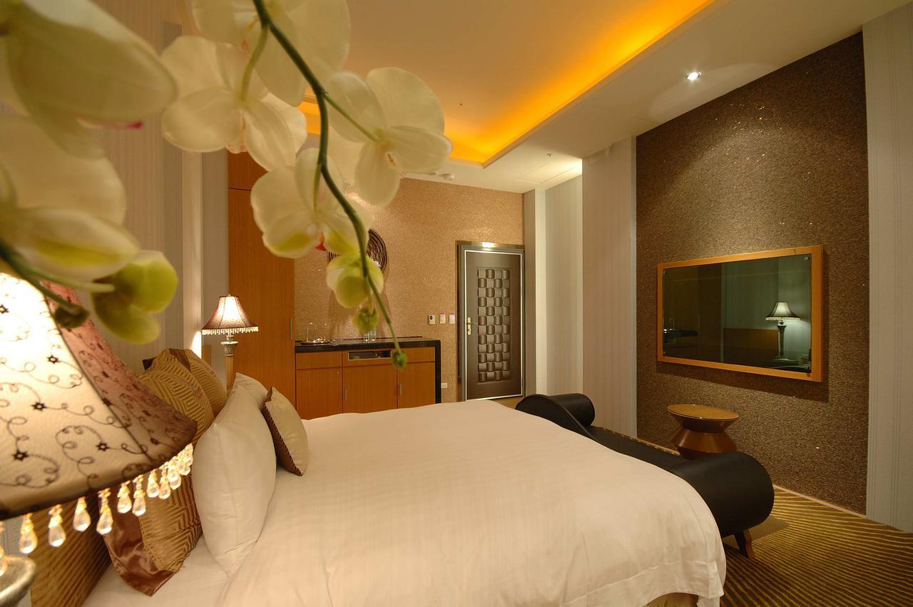 Dubai Motel Yilan Bagian luar foto
