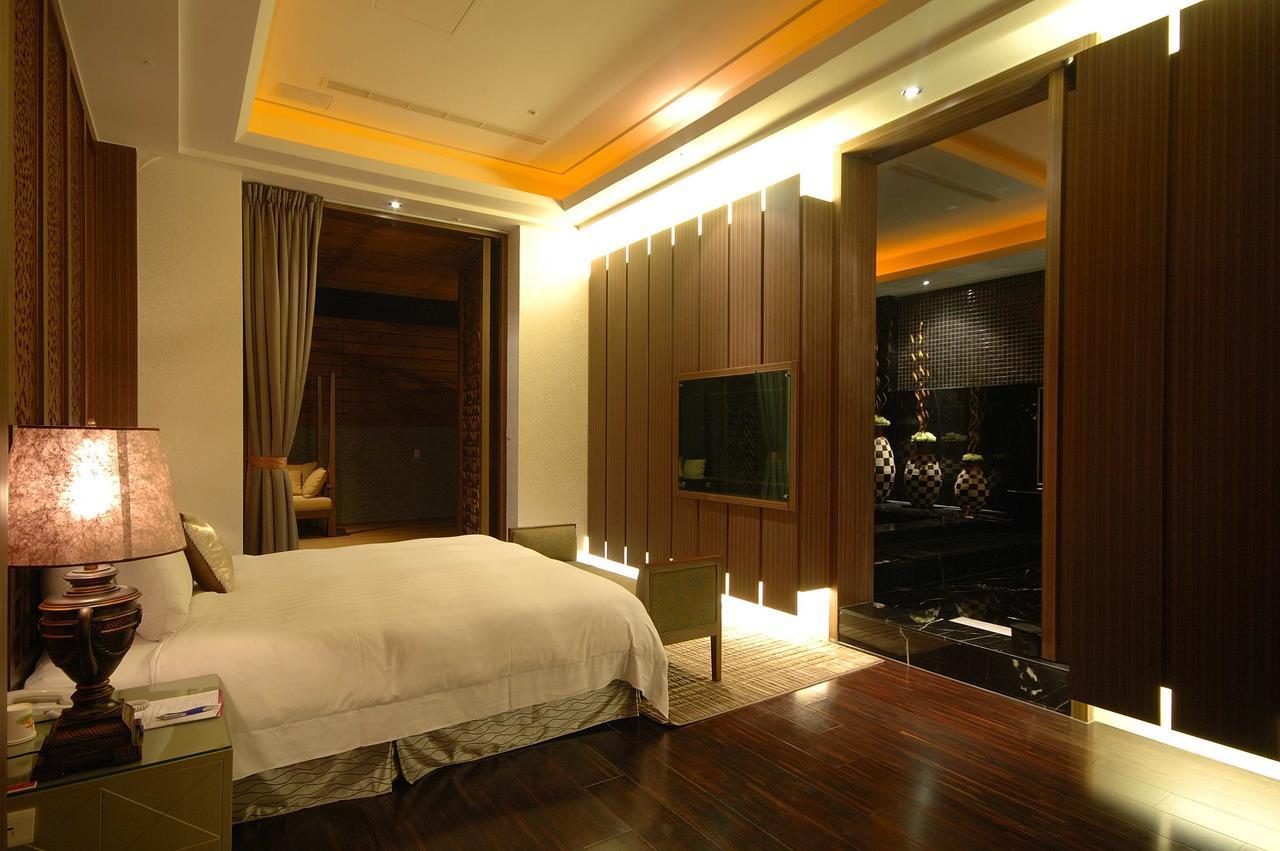 Dubai Motel Yilan Bagian luar foto