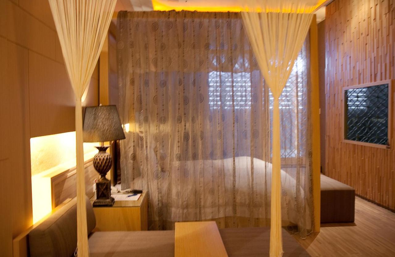 Dubai Motel Yilan Bagian luar foto