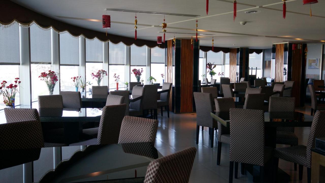 Dubai Motel Yilan Bagian luar foto